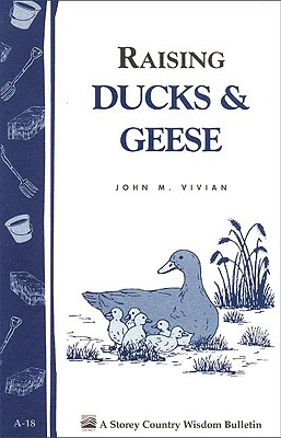 Raising Ducks & Geese: Storey's Country Wisdom Bulletin A-18 (Storey Publishing Bulletin)